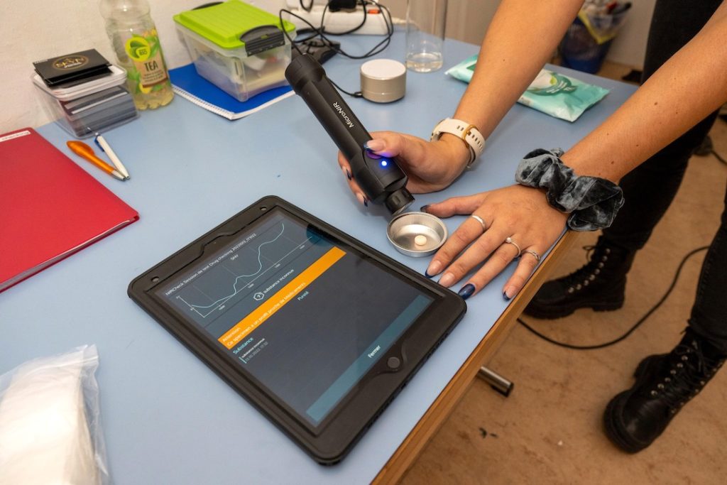 La permanence de «drug checking» a été inaugurée au Flon, à Lausanne, en octobre 2022. Elle permet aux fêtards de tester gratuitement la qualité de leur drogue pour qu’ils ne la consomment pas à l’aveugle.